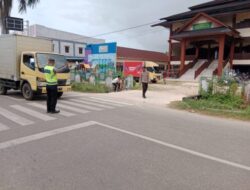 Personil Polres Singkawang Memberikan Pengamanan dan pengaturan sholat jumat di Masjid Kota Singkawang