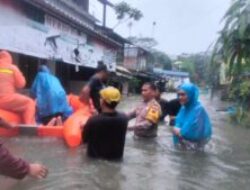 Personil Polresta Surakarta dan Polsek Jajaran Bantu Evakuasi Korban Banjir di Kecamatan Jebres dan Pasar Kliwon