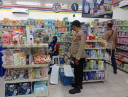 Personil Polsek Bonang Giatkan Patroli Di Jam Rawan, Jaga Kamtibmas di Indomaret