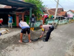 Polisi Di Kuningan, Gotong Royong Perbaiki Jalan Rusak Bersama Warga – Indo Berita