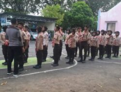 Polisi Gelar Latihan Rutin Saka Bhayangkara di Halaman Polres Demak