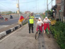 Polisi Hadir, Polisi Bantu Anak Sekolah Menyebrang Jalan