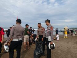 Polisi Senam Kaka Enda Dengan Wisatawan, Sambil Bersihkan Pantai Pangandaran
