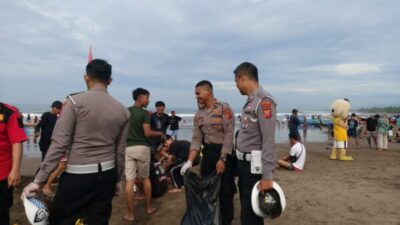 Polisi Senam Kaka Enda Dengan Wisatawan, Sambil Bersihkan Pantai Pangandaran