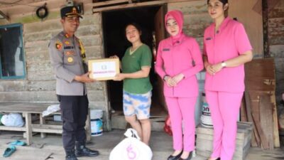 Polres Kubu Raya Mendistribusikan Bantuan Sosial Ketua Pembina Yayasan Kemala Bhayangkari
