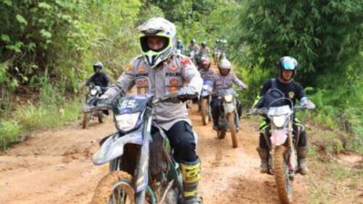 Trail Bansos di Kecmatan Nanga Mahap, Polres Sekadau Polda Kalbar Membagikan Sembako