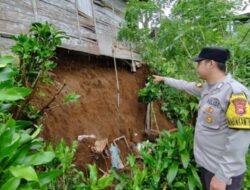 Bentuk Kepedulian, Polsek Kabawetan Polda Bengkulu Cek Langsung Rumah Warga Terkena Longsor