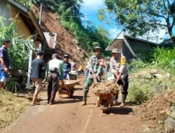 Polsek Karangmoncol Bantu Pembersihan Tanah Longsor di Desa Sirau