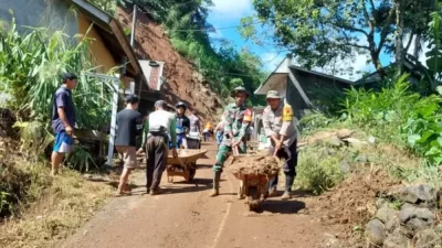 Polsek Karangmoncol Bantu Pembersihan Tanah Longsor di Desa Sirau