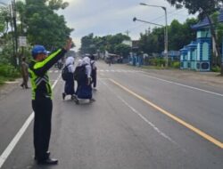 Polsek Kragan Polres Rembang Setia Membantu Para Murid Menyebrang Jalan – Indo Berita
