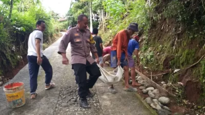 Polsek Pengadegan Ikut Kerja Bakti Pelebaran Jalan Dusun