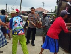 Personil Polsek Sayung Gotong Royong Bantu Korban Bencana Puting Beliung
