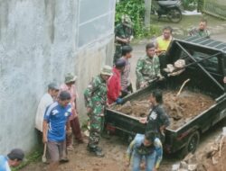 Polsek dan Koramil Jambu Bekerja Sama Bersihkan Matreal Longsor