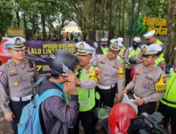 Saat Sosialisasi Ops Keselamatan Candi 2023, Dirlantas Polda Jateng Dan Satlantas Polres Demak Bagikan Sembako dam Helm