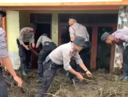 Samapta Polres Purbalingga Bantu Evakuasi Material Bekas Banjir