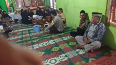 Sambang Duka , Bhabinkamtibmas Aipda Saifullah Melayat Kerumah Warga yang Meninggal Dunia