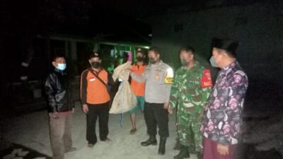 Sarang Tawon Di SDN 01 Wonowoso, Bhabinkamtibmas Polsek Karangtengah Bantu Evakuasi