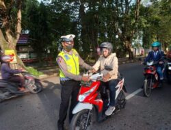 Satgas Preemtif Ops Keselamatan Polres Demak Bagikan Leaflet dan Sticker