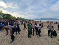 Sinergi Untuk Negeri,  TNI/POLRI Mengajak Wisatawan  Bersih-bersih Pantai Pangandaran Bersama
