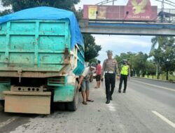 Jajaran Satlantas Polres Rembang Menegur Sopir Yang Parkir Sembarangan