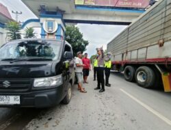 Jajaran Satlantas Polres Rembang Tegur Sopir Parkir Sembarangan