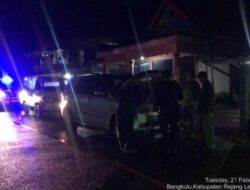 Tim Patroli Polres Rejang Lebong Bantu Mobil Warga Yang Mengalami Kerusakan (Macet)