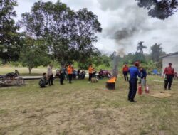 Tingkatkan Kemampuan, Anggota Polsek Manis Mata Lakukan Pelatihan Penggunaan Alat Pemadam Api Ringan