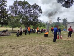 Tingkatkan Kemampuan, Anggota Polsek Manis Mata Melaksanakan Latihan Penggunaan Alat Pemadam Api Ringan
