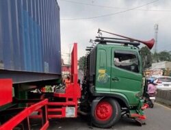 Truk Kontainer Tabrak 2 Motor-Mobil di Bergas Kabupaten Semarang, Lalin Macet