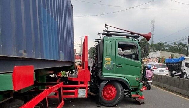 Truk Kontainer Tabrak 2 Motor-Mobil di Bergas Semarang, Lalin Macet