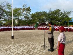 UPACARA DI SEKOLAH DASAR NEGERI 2 SUKADANA DIPIMPIN OLEH WAKAPOLRES KAYONG UTARA