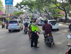 Urai Kemacetan Lalu Lintas, Jajaran Polsek Ngaliyan Berlakukan Contra flow Di Jalan Prof Hamka