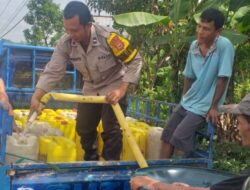 Warga yang Sedang Menggelar Hajatan Menerima Saluaran Air Bersih dari Bhabinkamtibnas Polsek Kota Padang Polres Rejang Lebong Polda Bengkulu