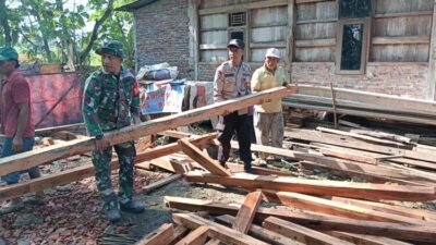 Wujud Sinergitas, Bhabinkamtibmas Dengan Babinsa Dan Pemdes Brambang Mengikuti Kerja Bakti Warga Yang Rumahnya Roboh