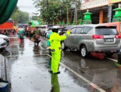 Wujudkan Pelayanan Prima, Polres Demak Atur Lalin di Tengah Rintik Hujan – Indo Berita