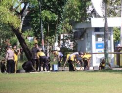 Agar Tempat Kerja Bersih, Personel Polres Singkawang Lakukan Bersih- Bersih
