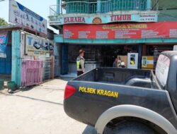 Anggota Kepolisian Sektor Kragan Menjalankan Patroli Dialogis di Toko Emas
