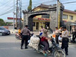 Anggota Polisi Polres Rembang Bagikan Takjil, Rasa Syukur Datangnya Bulan Ramadhan