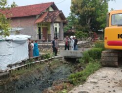 Anggota Polisi Polsek Kebonagung Bersama Warga Kerja Bakti Normalisasi Selokan di Desa prigi