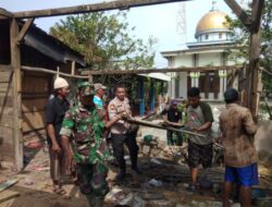 Anggota Polsek Guntur Bersama Warga Gotong Royong Bersihkan Puing-Puing Akibat Angin Puting Beliung Yang Menyapu Rumah Warga