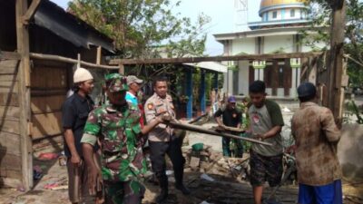 Anggota Polsek Guntur Bersama Warga Gotong Royong Bersihkan Puing-Puing Akibat Angin Puting Beliung Yang Menyapu Rumah Warga
