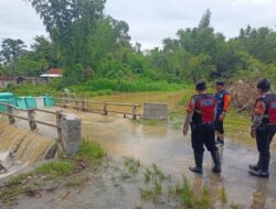 Antisipasi Banjir, Patroli Samapta Polres Rembang Monitoring Keadaan Volume Air Sungai