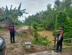 Antisipasi Banjir, Unit Patroli Sat Samapta Polres Rembang Monitoring Volume Air Sungai