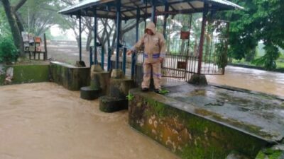 Bhabinkamtibmas Polsek Polsek Singkawang Timur Cek Debit Air Guna Antisivasi Terjadinya Banjir