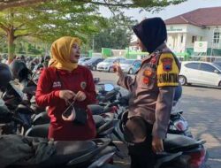 Bersama Cegah Kriminalitas, Bhabinkamtibmas Mengajak Warga Mengunci Kunci Ganda Spm Saat Parkir