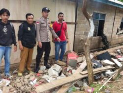 Polsek Jagoi Babang Ikut Memperbaiki Rumah Warga Yang Rusak Akibat Terdampak Banjir