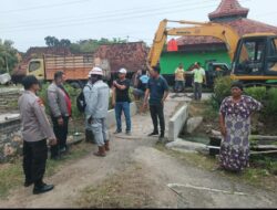 Bhabinkamtibmas Polsek Kebonagung Mengikuti Kerja Bakti Normalisasi Selokan di Desa Prigi