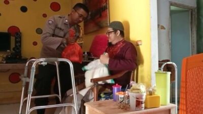 Bhabinkamtibmas Polsek Singkawang Tengah, Relawan dan Donatur Bagikan Paket Sembako Dari Program Jimpitan