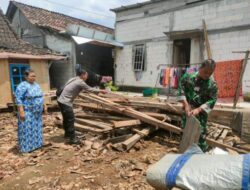Bhabinkamtibmas Tlogorejo Membantu Bersihkan Sisa-sisa Puing di Rumah Warga Binaannya Yang Roboh