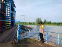 Curah Hujan Tak Menentu, Bhabinkamtibmas Desa Wilalung Mengecek Bendungan